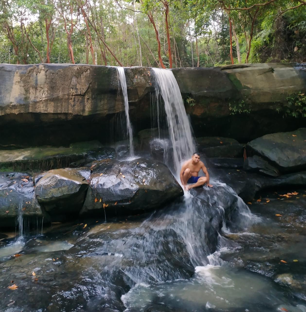 Wisatawan menikmati wisata alam Pancur Aji. Foto: Deska/Equator Online