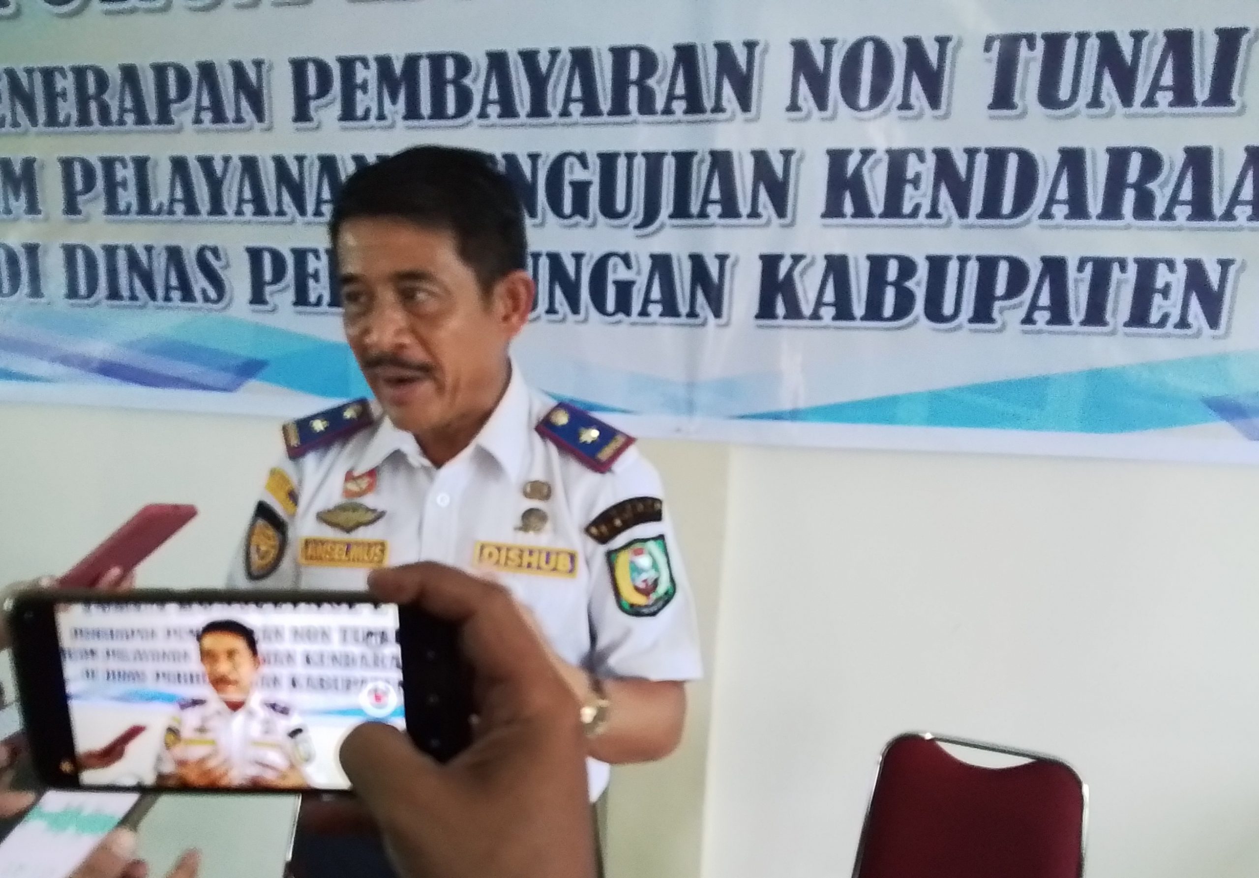 Foto---Kepala Dinas Perhubungan Kabupaten Sanggau, Anselmus memberikan sosialisasi penerapan pembayaran non tunai (cashless) dalam pelayanan pengujian kendaraan bermotor, Senin (10/10/2022)--Kiram Akbar