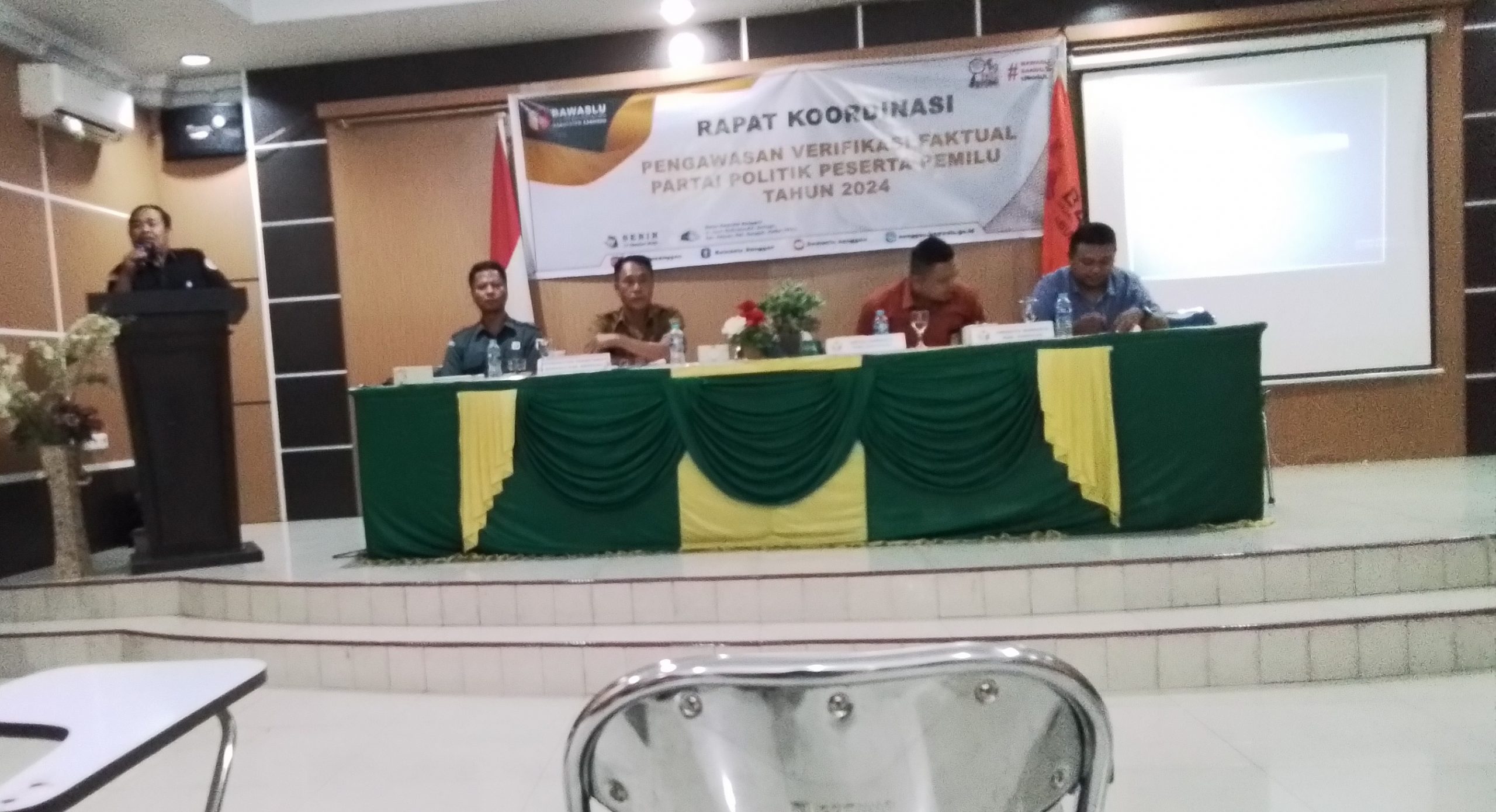 Foto--Ketua Bawaslu Kabupaten Sanggau, Alipius membuka acara Rakor Pengawasan Verifikasi Faktual Partai Politik Peserta Pemilu 2024, Senin (17/10/2022) di Hotel Emerald Sanggau--Kiram Akbar 