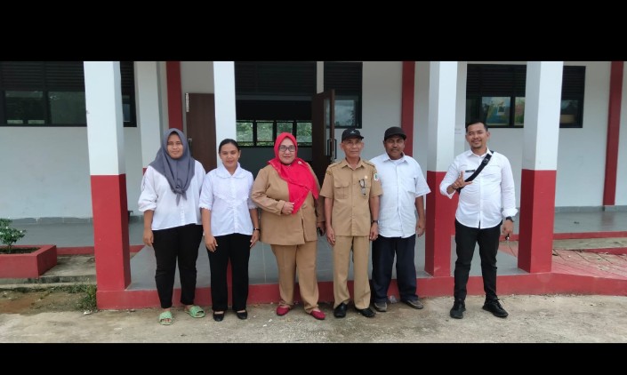 Dinas Pendidikan dan Kebudayaan Kapuas Hulu saat mengecek salah satu sekolah yang dibangun menggunakan dana APBN