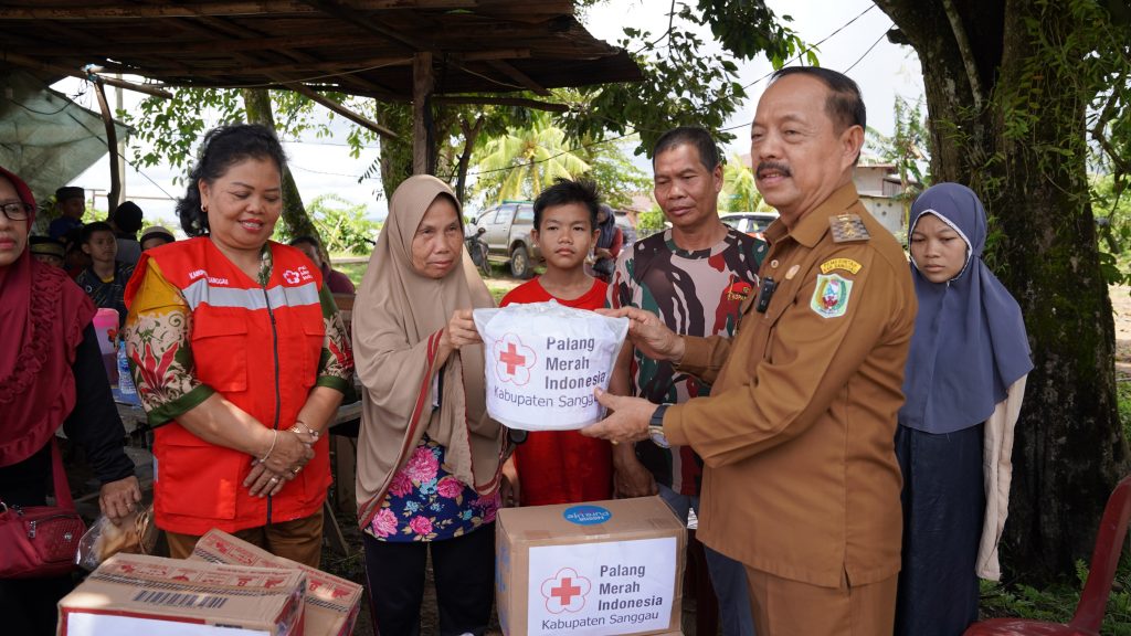 Foto----Wabup Yohanes Ontot menyerahkan bantuqn kepada pasangan Amat-Nuraini, Kamis (06/10/2022) di Dusun Piasak, Desa Pedalaman, Kecamatan Tayan Hilir---Diskominfo Sanggau