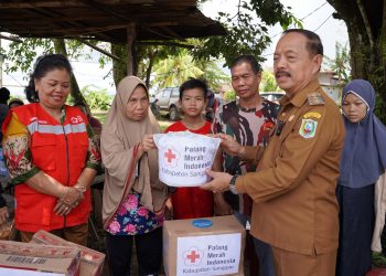 Foto----Wabup Yohanes Ontot menyerahkan bantuqn kepada pasangan Amat-Nuraini, Kamis (06/10/2022) di Dusun Piasak, Desa Pedalaman, Kecamatan Tayan Hilir---Diskominfo Sanggau