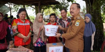 Foto----Wabup Yohanes Ontot menyerahkan bantuqn kepada pasangan Amat-Nuraini, Kamis (06/10/2022) di Dusun Piasak, Desa Pedalaman, Kecamatan Tayan Hilir---Diskominfo Sanggau