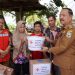 Foto----Wabup Yohanes Ontot menyerahkan bantuqn kepada pasangan Amat-Nuraini, Kamis (06/10/2022) di Dusun Piasak, Desa Pedalaman, Kecamatan Tayan Hilir---Diskominfo Sanggau