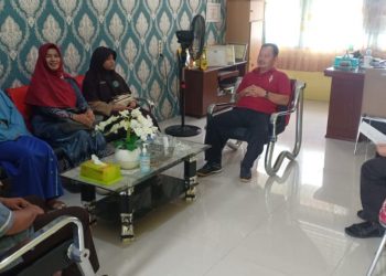 Foto---- Ziestha didampingi guru dan orang tuanya saat bertandang ke Kantor Kementerian Agama Sanggau, Jumat (07/10/2022)---ist