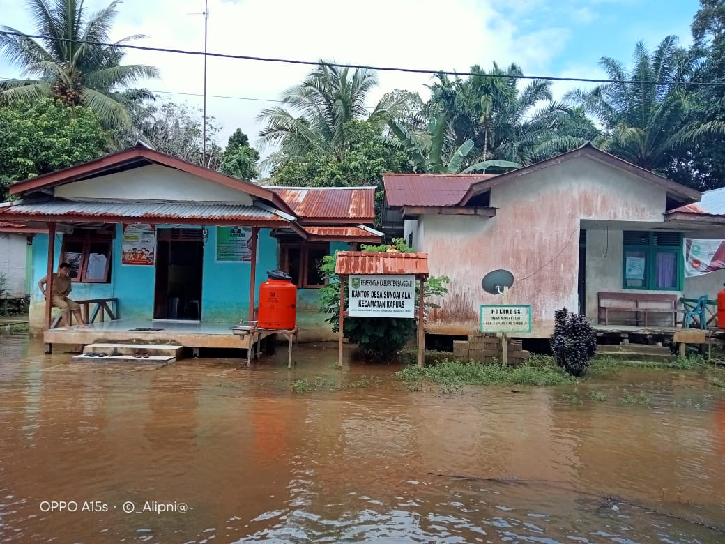 Foto---Air mulai menggenangi halaman kantor Desa Sungai Alai, Kecamatan Kapuas, Senin (10/10/2022)-ist