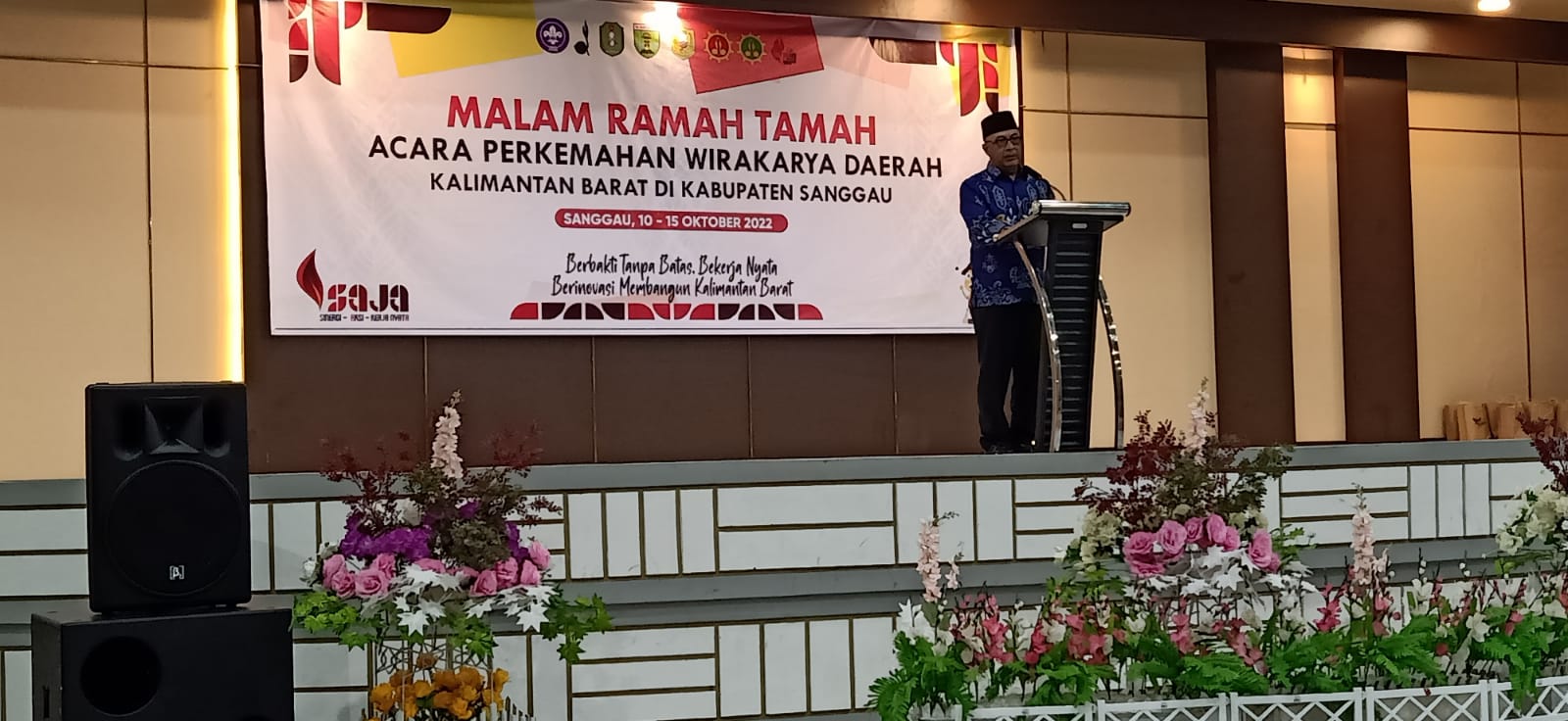 Foto-Ketua Kwarda Gerakan Pramuka Kalimantan Barat Syarif Abdullah Alqadrie memberikan cenderamata pada acara Malam Ramah Tamah Perkemahan Wirakarya Daerah Kalbar di Aula Hotel Harvey, Kabupaten Sanggau, Senin (10/10/2022) malam. 