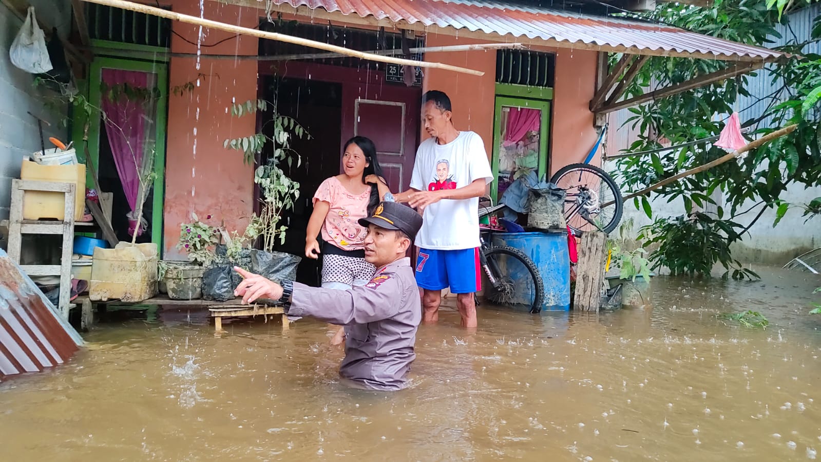 Foto--Kapolsek Kapuas, Iptu Hery Triyana membagikan bantuan makanan kepada korban banjir di lingkungan Liku Sanggau, Jumat (14/10/2022)---ist