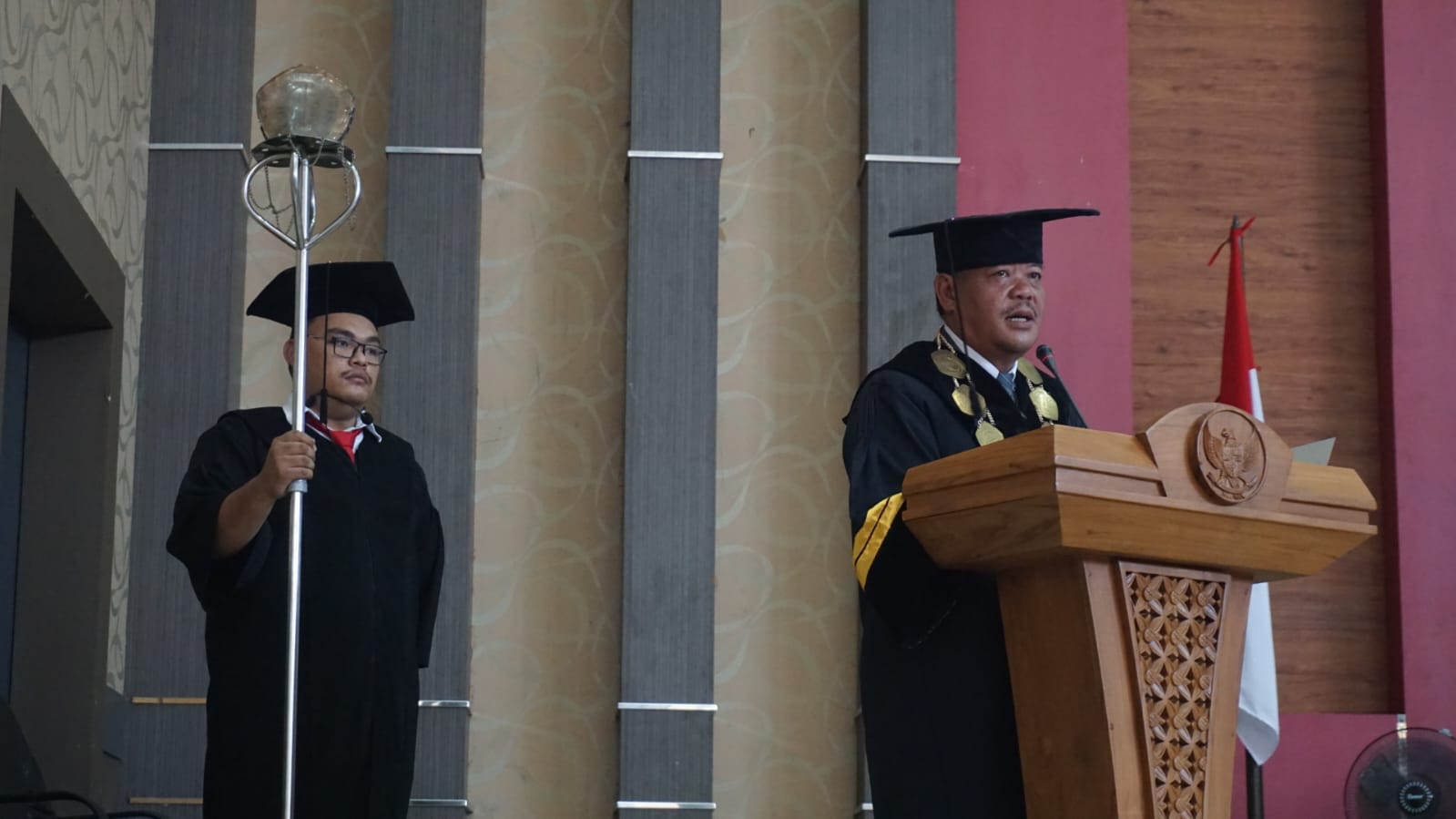 Foto--Bupati Sanggau, Paolus Hadi memberikan sambutan di acara wisuda ke-2 lulusan program studi pendidikan diploma III ProgrM Studi Di Luar Kampus Utama (PSDKU) Politeknik Negeri Pontianak, Senin (12/10/2022) di GPU Balai Betomu---ist