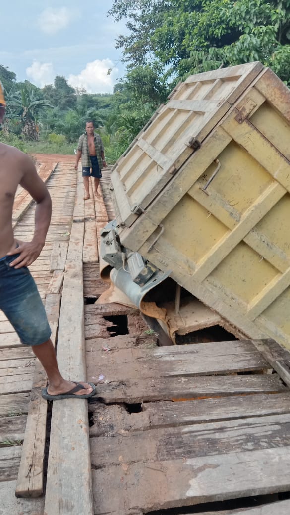 Foto---Truk nyungsep saat melewati jembatan Sungai Bayan di Dusun Empelas beberapa hari lalu---ist