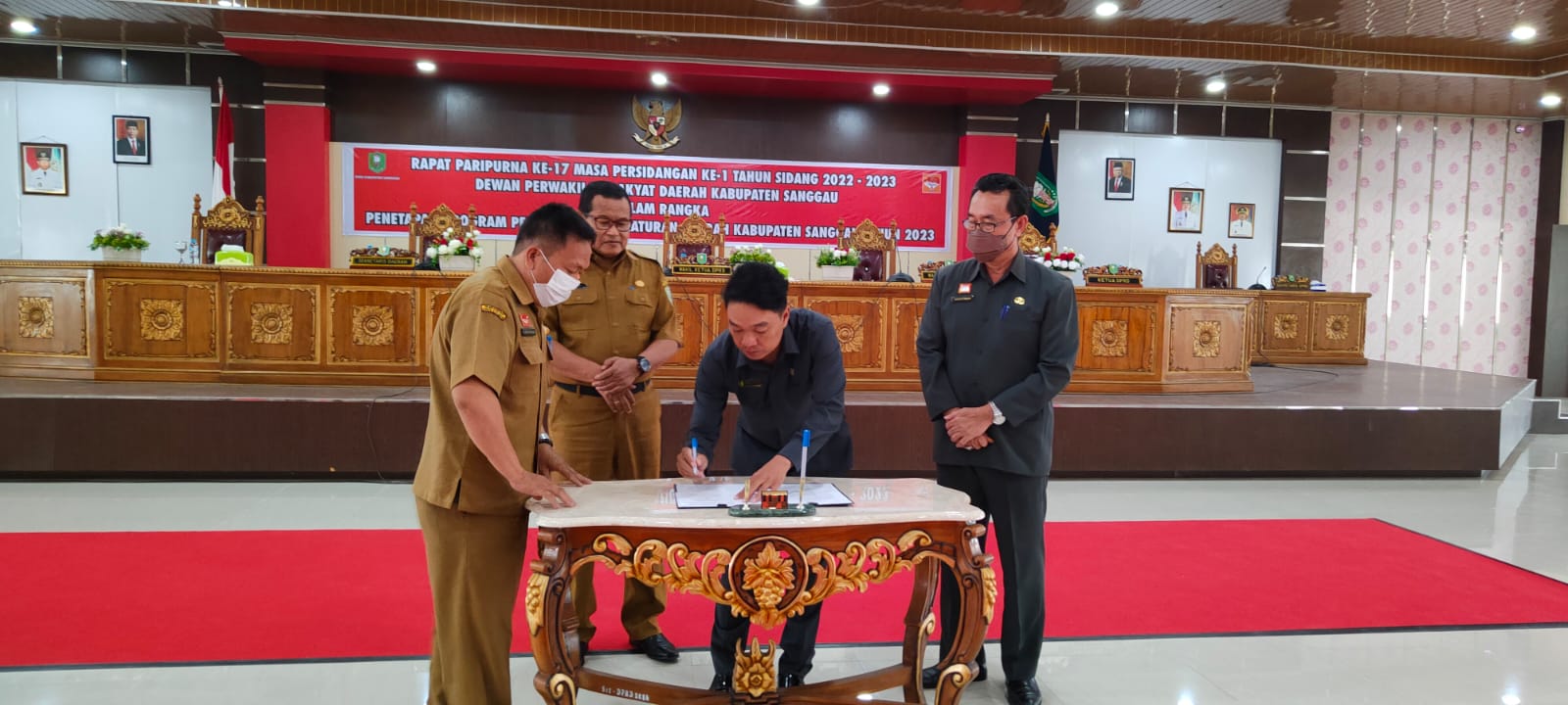 Foto---Pimpinan sidang, Timotius Yance menandatangani penetapan pembentukan Perda tahun 2023 disaksikan Sekda Sanggau Kukuh Triyatmaka, Selasa (18/10/202)---ist