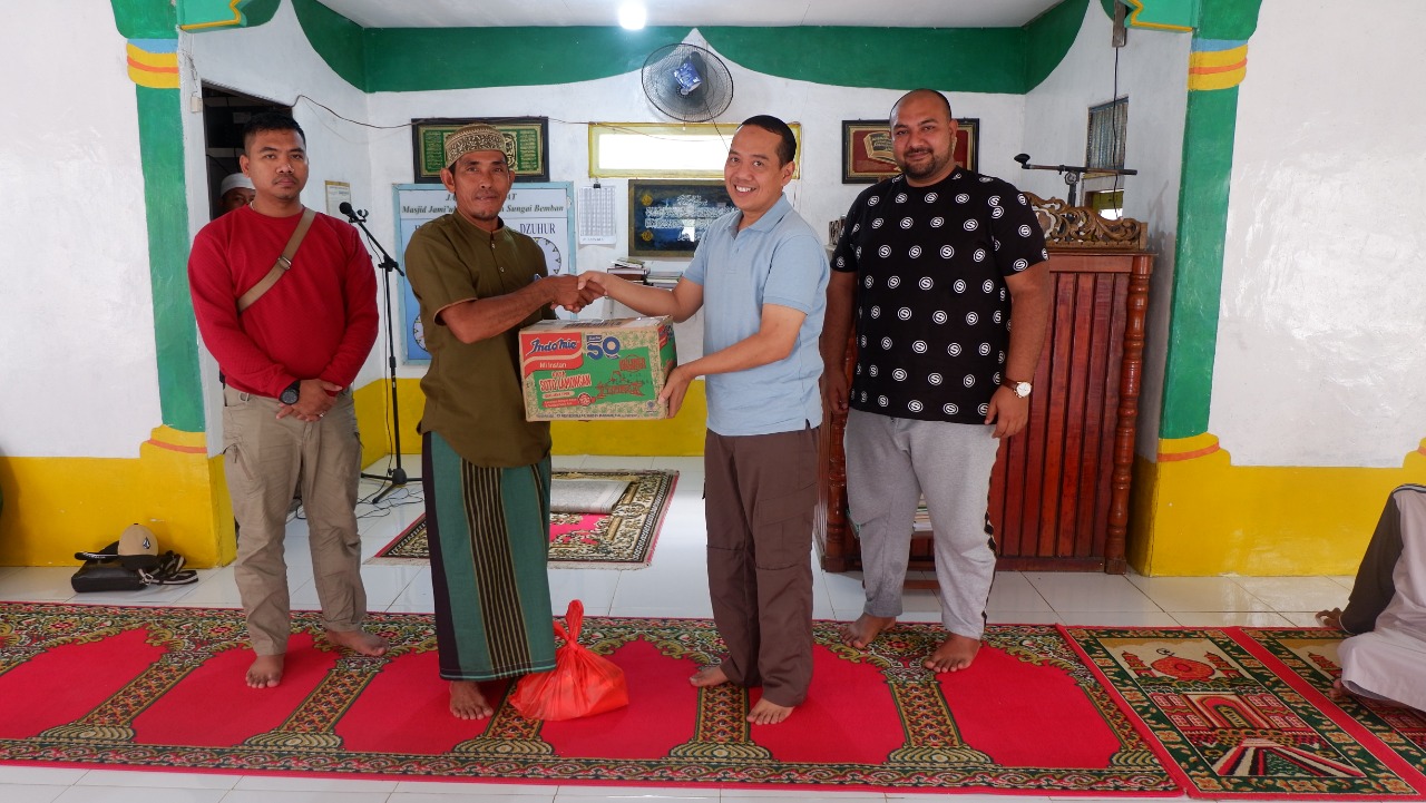 Foto---Kajari Sanggau, Anton Rudiyanto, didampingi Kasi Pidsus, Afus Supriyanto dan Ketua Komunitas Kopi Pnacong, Zulkarnain menyerahkan bantuan kepada warga terdampak banjir di Sungai Bemban, Jumat (21/10/2022)--ist