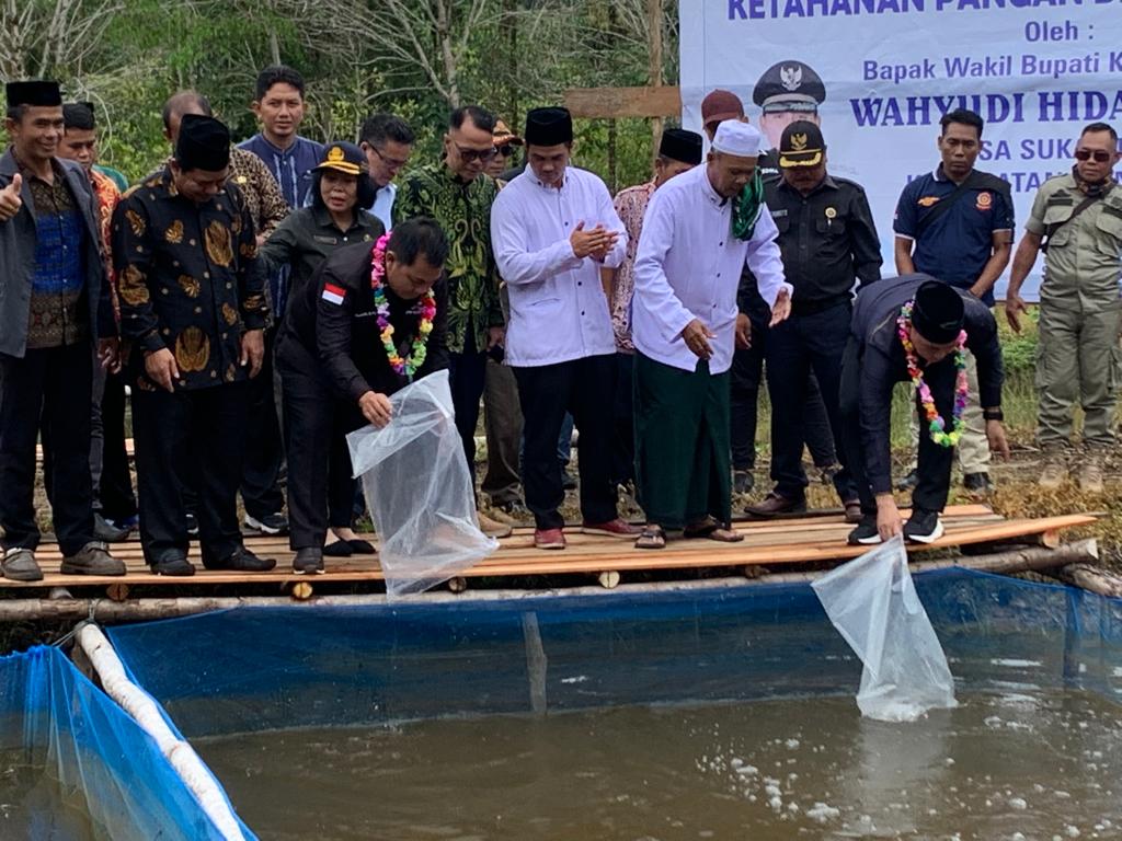 Wakil Bupati Kapuas Hulu Wahyudi Hidayat saat melepas puluhan ribu benih ikan di Desa Suka Maju Mentebah, Jumat (21/10/2022). Foto: Humas Pemkab Kapuas Hulu