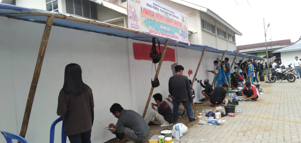 Foto---para peserta yang terdiri dari anak-anak muda dan pelajar sedang membuat mural dalam lomba yang digela Dinas Pemuda, Olahraga dan Pariwisata (Disporapar) Kabupaten Sanggau, Selasa (25/10/2022) di depan Mall Pelayanan Publik (MPP) Kota Sanggau--- Kiram Akbar