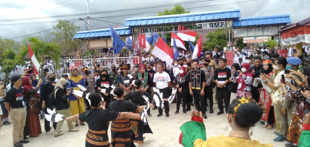 Foto---Mendikbudristek RI, Nadiem Makarim didampingi Bupati Sanggau, Paolus Hadi, Anggota DPR-RI, Adrianus Asia Sidot, beserta rombongan tiba di SMPN 02 Sanggau, Selasa (25/10/2022)—Kiram Akbar 