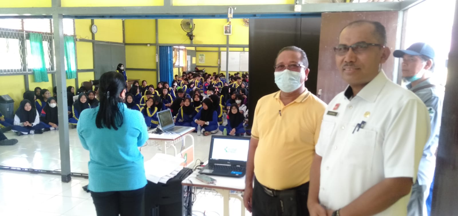 Foto---Kepala Dinas Kesehatan Kabupaten Sanggau, Ginting didampingi Kepala SMSN 02 Sanggau, Silas, meninjau pelaksanaan Aksi Bergizi di SMAN 02 Sanggau, Rabu (26/10/2022)---Kiram Akbar