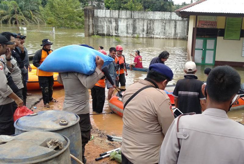 Foto--Proses penyaluran bantuan kepada korban banjir di Jelai Hulu, Kamis (13/10/2022)--Humas Polres Ketapang.