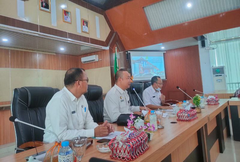 Foto--- Sekda Alex memimpin rapat penanggulangan ruas jalan Nasional Nanga Tayap - Singai Kelik yang terendam air, Rabu (19/10/2022)---Prokopim Pemkab Ketapang.