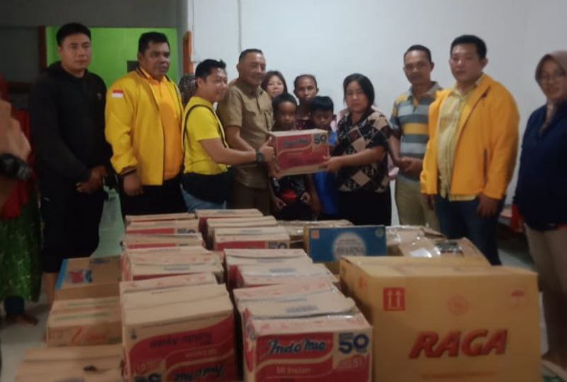 Foto--Ketua DPD Golkar, M Febriadi menyerahkan bantuan korban banjir----Istimewa.