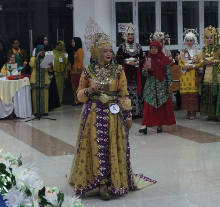 Ketua GOW Kapuas Hulu Via Octaria saat tampil dalam acara lomba rias pengantin tradisional dalam acara Rakon BKOW dan GOW Kalbar di Kabupaten Mempawah 