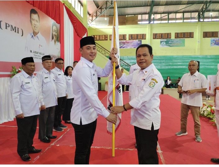 Ketua PMI Kapuas Hulu Wahyudi Hidayat saat menerima bendera Pataka dari PMI Kalbar