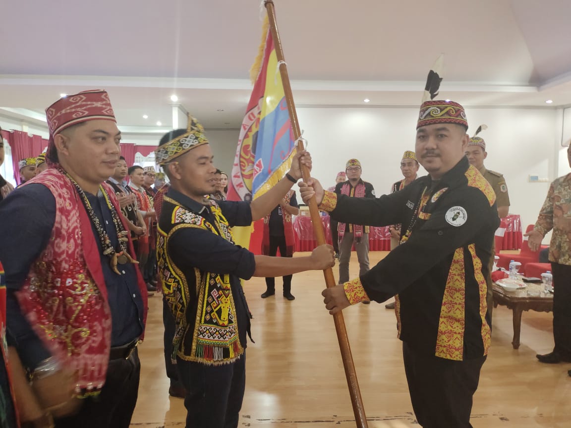 Penyerahan Bendera Pataka dalam acara pelantikan pengurus organisasi Pemuda Dayak Kapuas Hulu