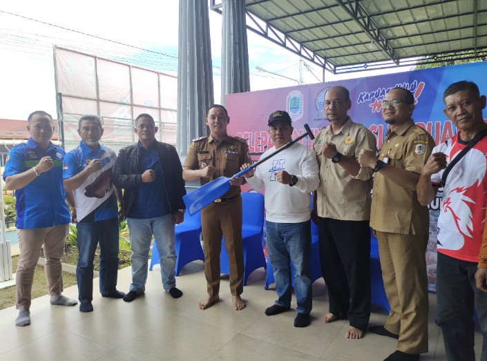 Penyerahan dayung dari Wakil Bupati Kapuas Hulu kepada Hairudin selaku pembina dayung Kapuas Hulu