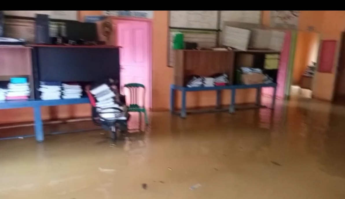 Foto--Kondisi dalam kantor Desa Inggis, Kecamatan Mukok yang terendam banjir. Tampak sejumlah berkas terpaksa diletakkan di tempat lebih tinggi, Rabu (12/10/2022)--ist