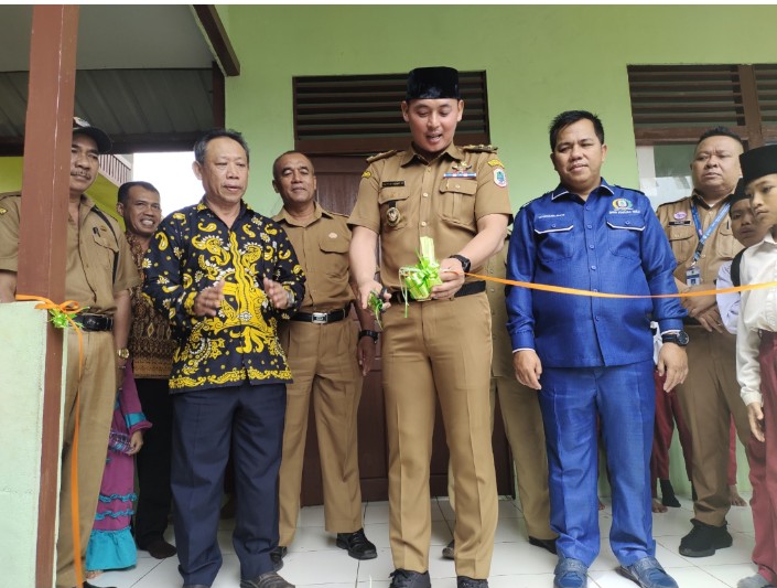 Wakil Bupati Kapuas Hulu Wahyudi Hidayat saat meresmikan bangunan baru SD Islamic center