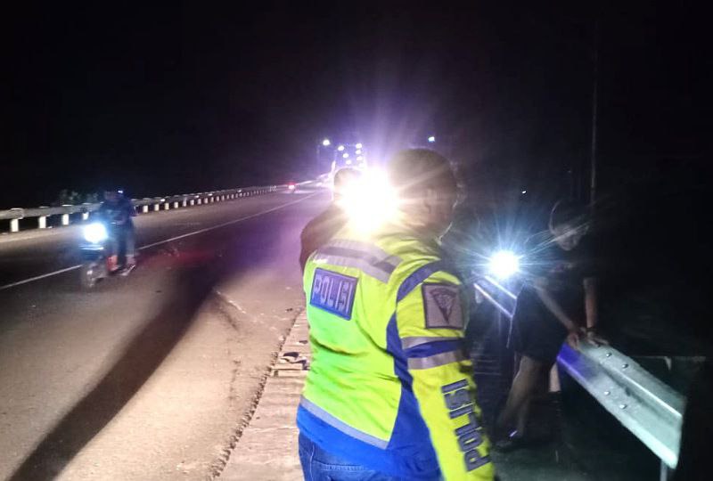 Foto--Anggota Lantas Polres Ketapang melakukan olah TKP tabrakan--Humas Polres Ketapang.