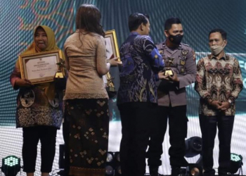 Aipda Belmi Siallagan saat menerima penghargaan dari Perpustakaan Nasional RI