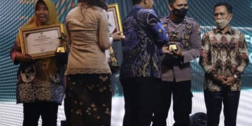 Aipda Belmi Siallagan saat menerima penghargaan dari Perpustakaan Nasional RI