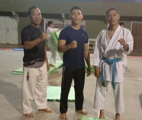 Atlet Karate Kabupaten Kapuas Hulu saat menjalani latihan