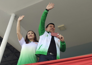 Bupati Kapuas Hulu Fransiskus Diaan bersama istri saat hadir di pembukaan Porprov Kalbar 2022