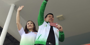 Bupati Kapuas Hulu Fransiskus Diaan bersama istri saat hadir di pembukaan Porprov Kalbar 2022