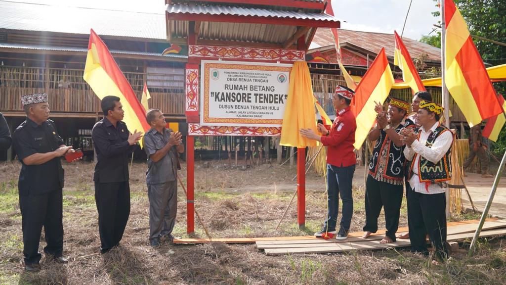 Bupati Kapuas Hulu Fransiskus Diaan meresmikan Rumah Betang Sao Langke Kansore Tendek di Dusun Benua Tengah Hulu, Desa Benua Tengah Kecamatan Putussibau Utara, Kapuas Hulu Kalimantan Barat