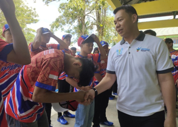 Bupati Kapuas Hulu Fransiskus Diaan saat melepas keberangkatan atlet