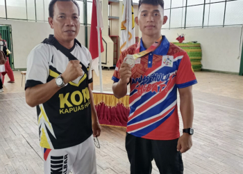 FX Budianto atlet Karate peraih medali Perak saat didampingi pelatihnya