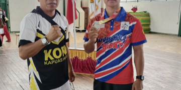 FX Budianto atlet Karate peraih medali Perak saat didampingi pelatihnya