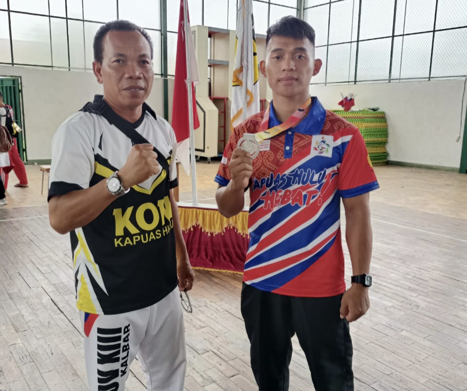 FX Budianto atlet Karate peraih medali Perak saat didampingi pelatihnya