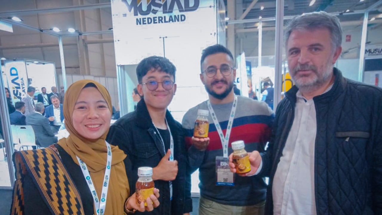 Hariska (kiri) saat memamerkan madu hutan dari Nanga Lauk dalam bentuk kemasan di MUSIAD Expo 2022 di Istanbul Turki