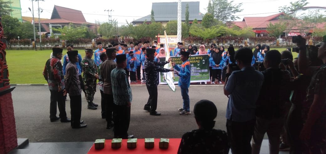 Foto---Penyerahan bendera pataka Kabupaten Sanggau, oleh Bupati Sanggau, Paolus Hadi kepada Ketua Kafilah, Haji Burhanuddin di acara pelepasan kafilah yang akan berangkat ke Kabupaten Ketapang, Kamis (03/11/2022)--Kiram Akbar