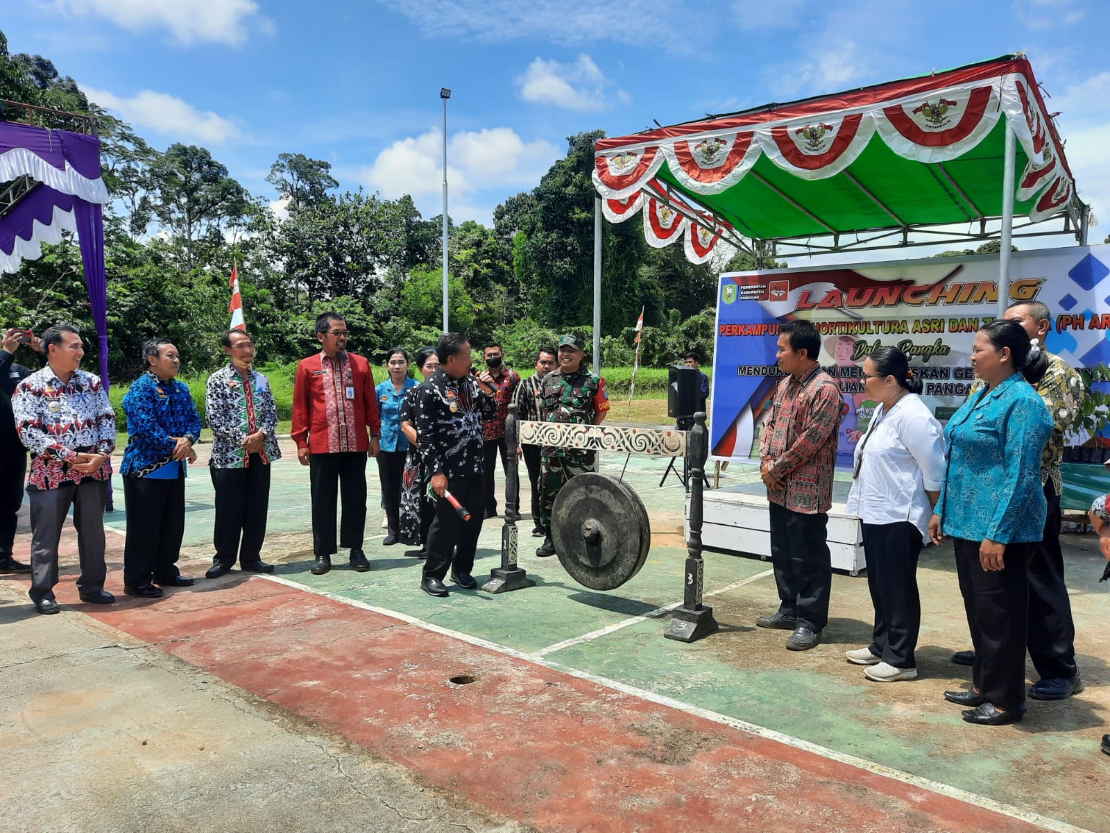 Foto---Bupati Sanggau, Paolus Hadi memukul gong tanda di-launchingnya program PH ARITA  di Desa Menyabo, Kecamatan Tayan Hulu, Kamis (03/11/2022)---ist