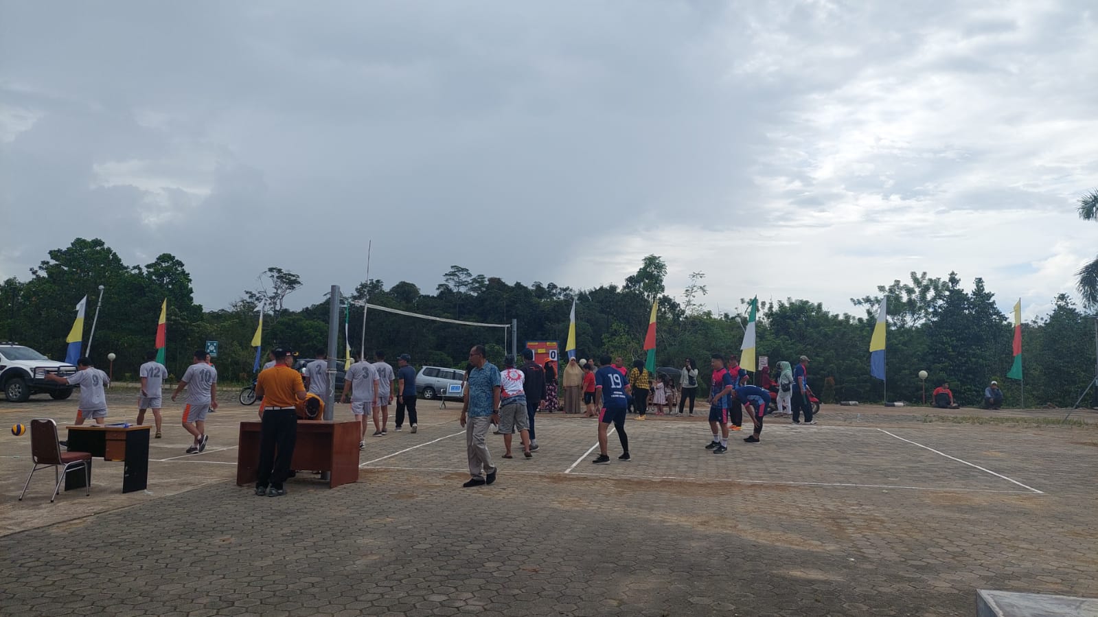 Foto-Pembukaan turnamen bola voli dalam rangka memeriahkan HKN ke-58 antara tim dari Puskesmas Kampung Kawat versus Rumah Sakit Temenggung Gergaji, Sabtu (05/11/2022)---Fajar Agusriansyah, Promkes Dinkes Sanggau