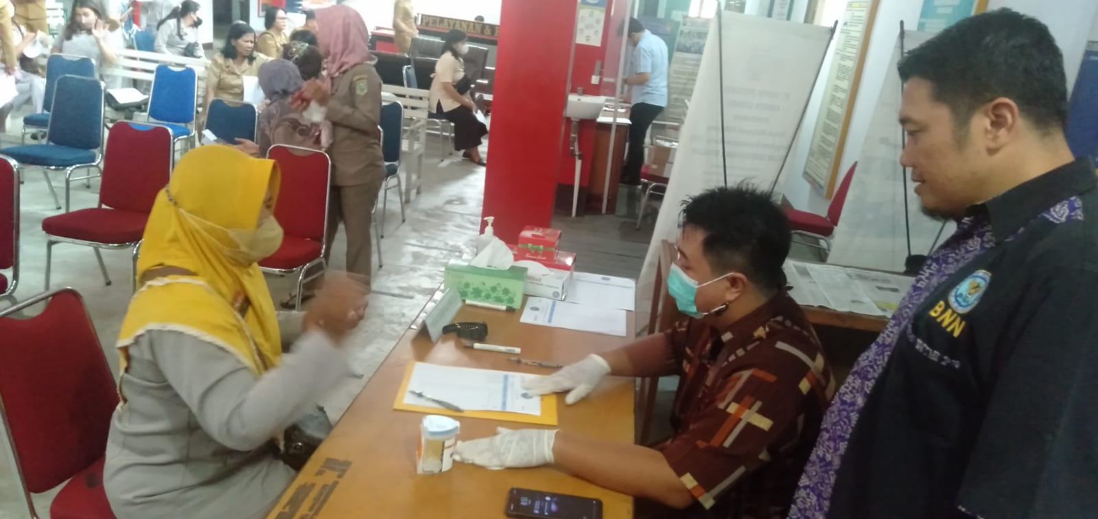 Foto---Para ASN sedang menjalani tes urin yang digelar di gedung BKPSDM Kabupaten Sanggau, Selasa (08/11/2022)--Kiram Akbar