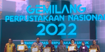 Foto---Bupati Sanggau, Paolus Hari menerima penghargaan Nugra Jasa Dharma Pustaloka dari Perpustakaan Nasional RI, di Jakarta, Senin (14/11/2022)--ist