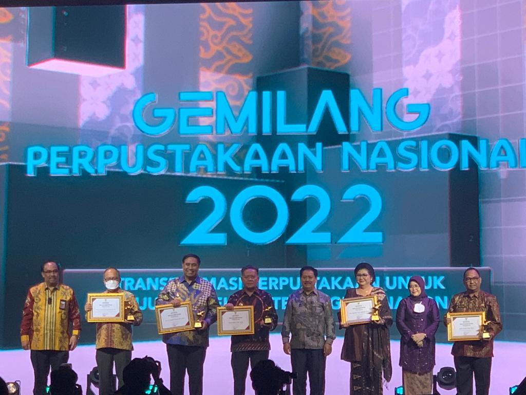 Foto---Bupati Sanggau, Paolus Hari menerima penghargaan Nugra Jasa Dharma Pustaloka dari Perpustakaan Nasional RI, di Jakarta, Senin (14/11/2022)--ist