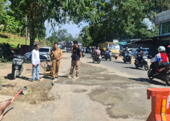Foto---Kepala Dinas Bina Marga dan Sumber Daya Air Kabupaten Sanggau John Hendri memantau langsung perbaikan ruas jalan nasional yang rusak di Kota Sanggau, Selasa (22/11/2022)--ist