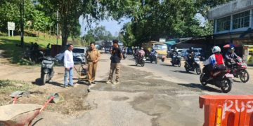Foto---Kepala Dinas Bina Marga dan Sumber Daya Air Kabupaten Sanggau John Hendri memantau langsung perbaikan ruas jalan nasional yang rusak di Kota Sanggau, Selasa (22/11/2022)--ist