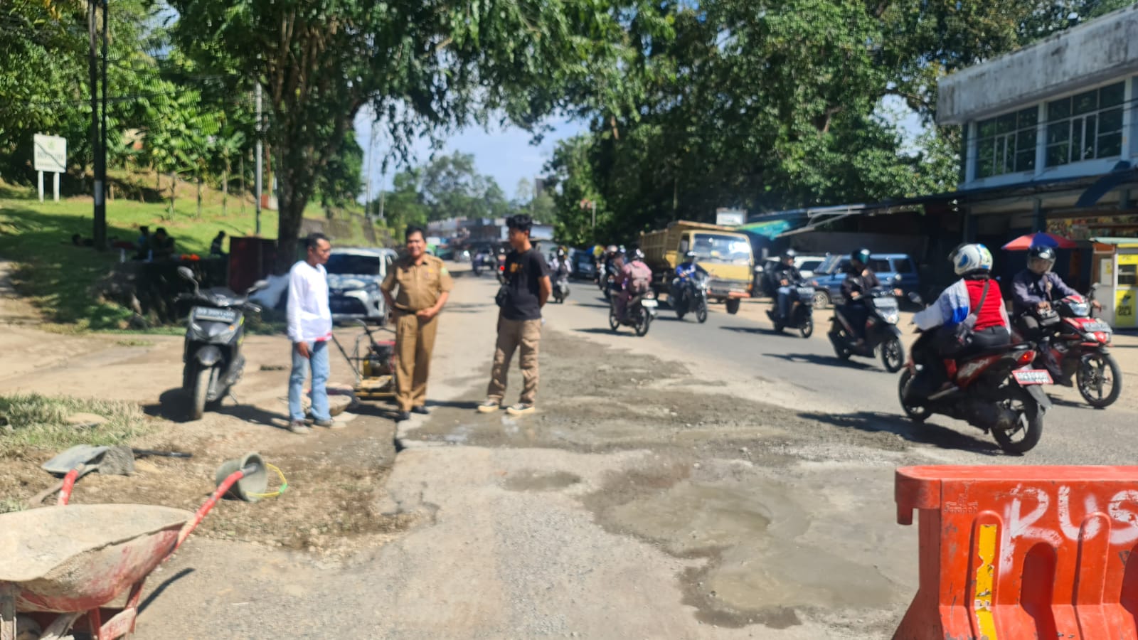 Foto---Kepala Dinas Bina Marga dan Sumber Daya Air Kabupaten Sanggau John Hendri memantau langsung perbaikan ruas jalan nasional yang rusak di Kota Sanggau, Selasa (22/11/2022)--ist